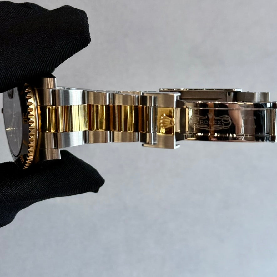 Rolex Submariner Date 116613LN – Factory Diamond Dial – 18k Yellow Gold & Steel – 40mm – 2017 – Box & Papers