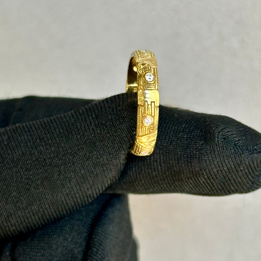 4mm Chevron-Inspired Diamond Band in 18kt Yellow Gold – 6 Diamonds, Subtle Elegance