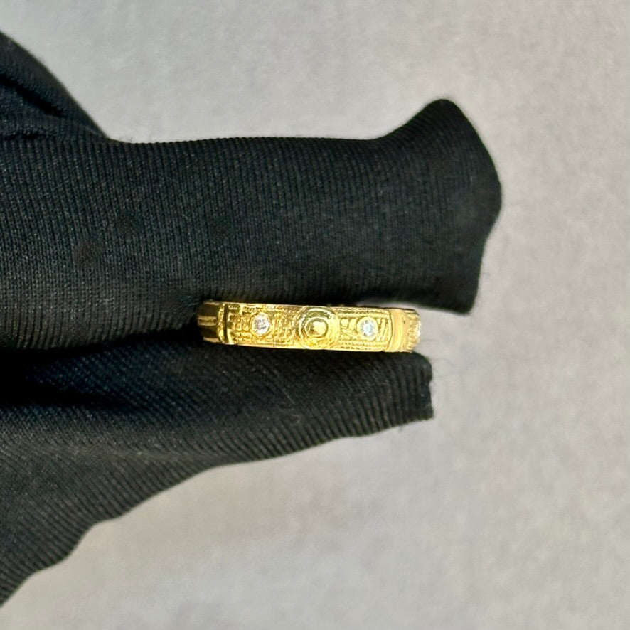 4mm Chevron-Inspired Diamond Band in 18kt Yellow Gold – 6 Diamonds, Subtle Elegance