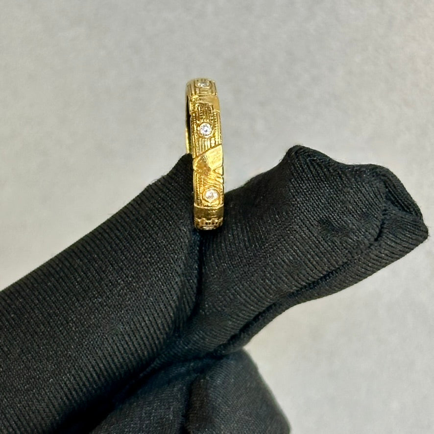 4mm Chevron-Inspired Diamond Band in 18kt Yellow Gold – 6 Diamonds, Subtle Elegance