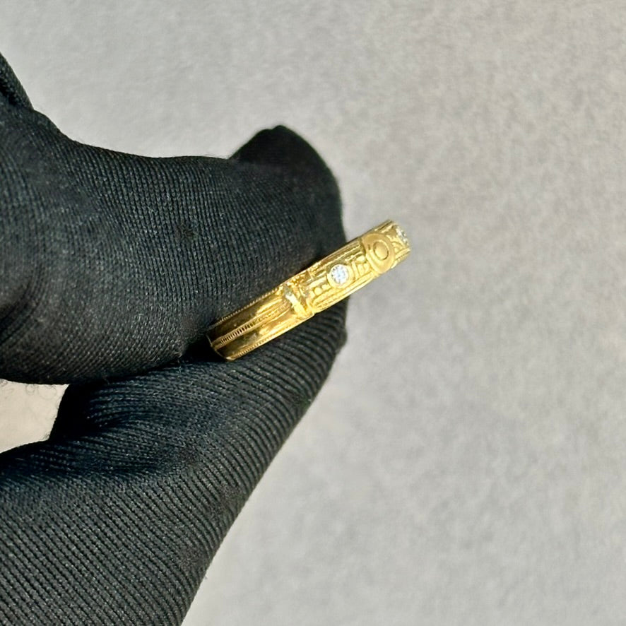 4mm Chevron-Inspired Diamond Band in 18kt Yellow Gold – 6 Diamonds, Subtle Elegance