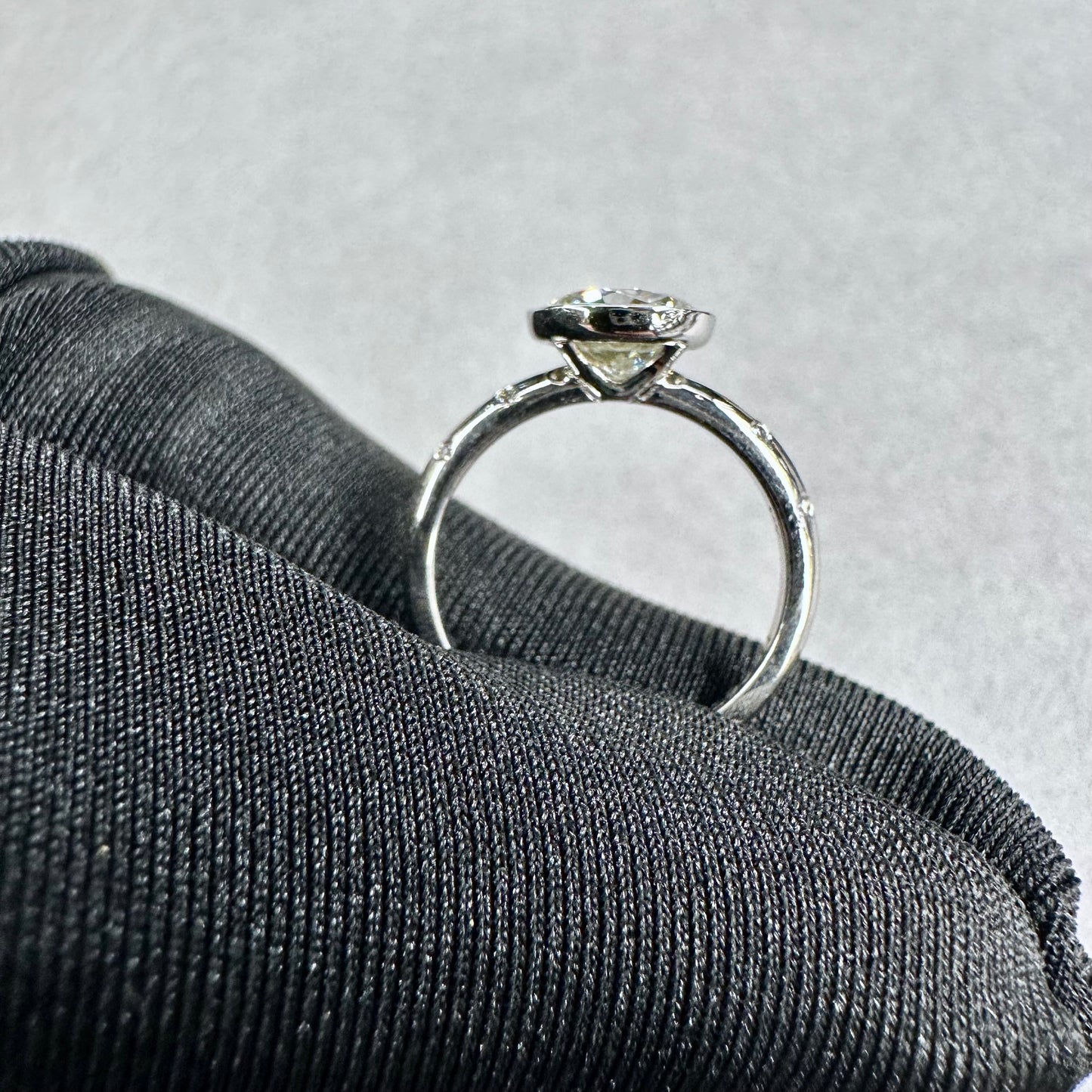 14kt 1.52CT K VS2 Round Brilliant Cut Diamond Bezel Set