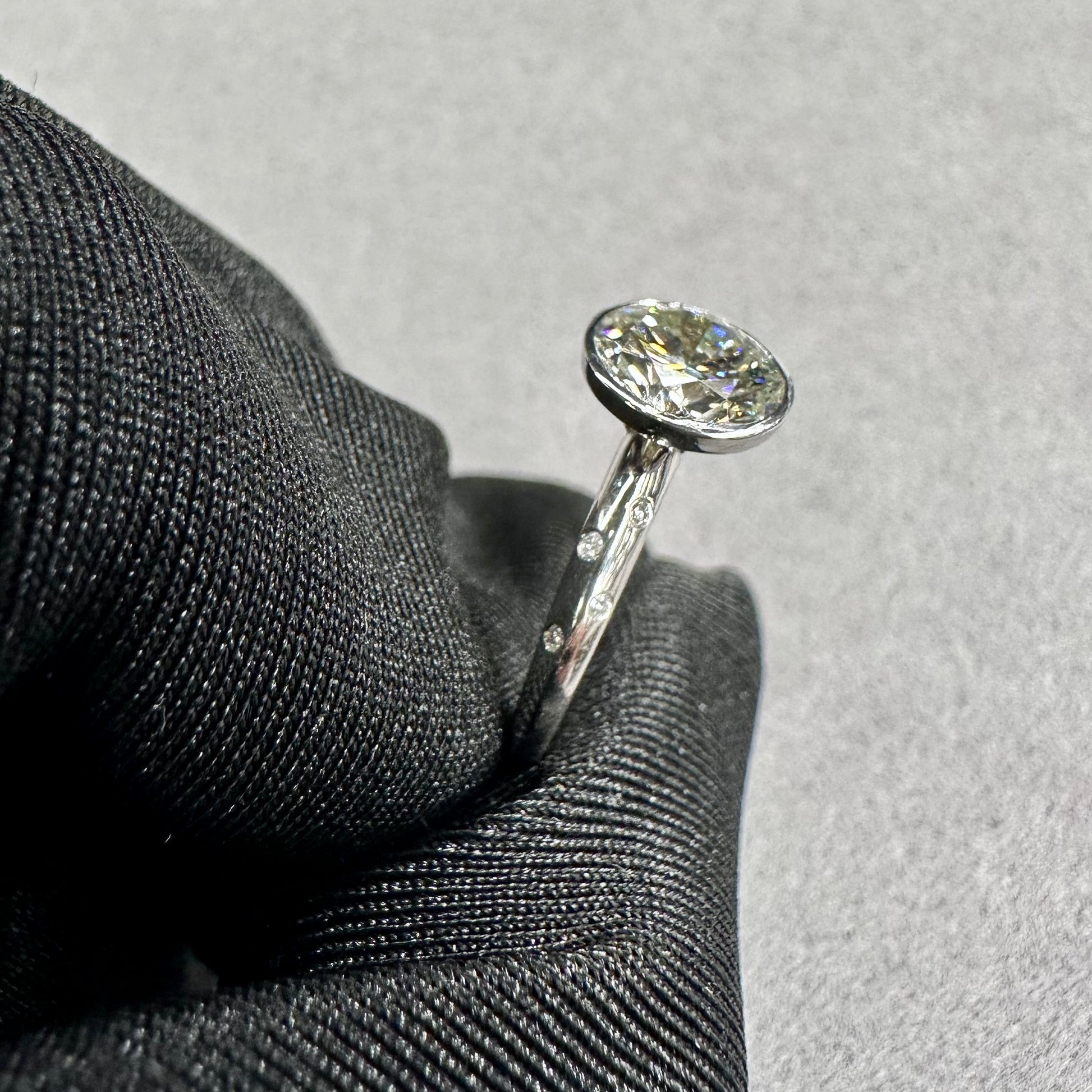 14kt 1.52CT K VS2 Round Brilliant Cut Diamond Bezel Set