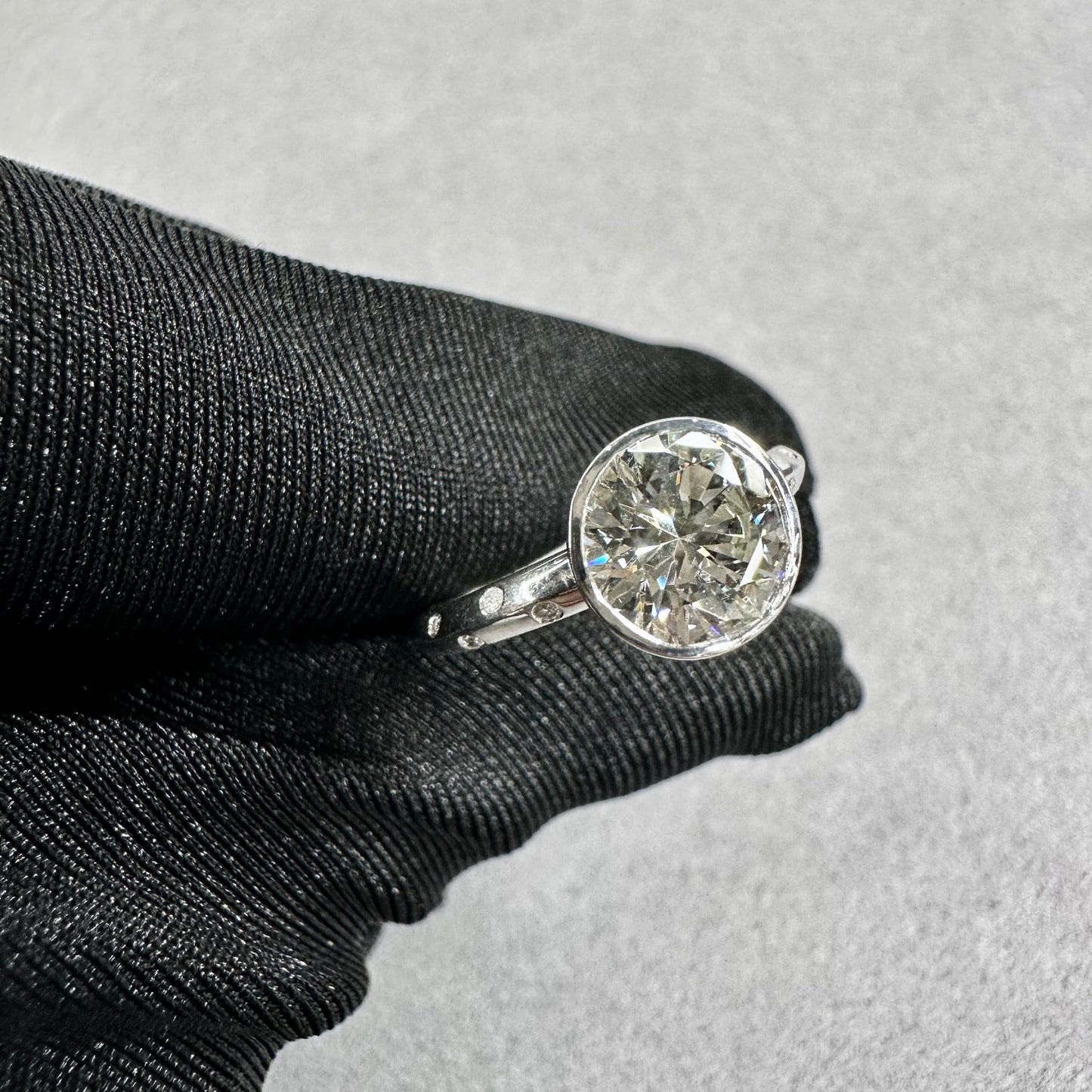 14kt 1.52CT K VS2 Round Brilliant Cut Diamond Bezel Set
