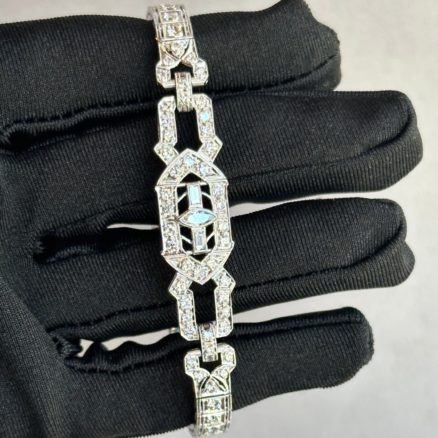 Stunning Platinum Art Deco Bracelet with GVS2 Diamonds – 4ctw