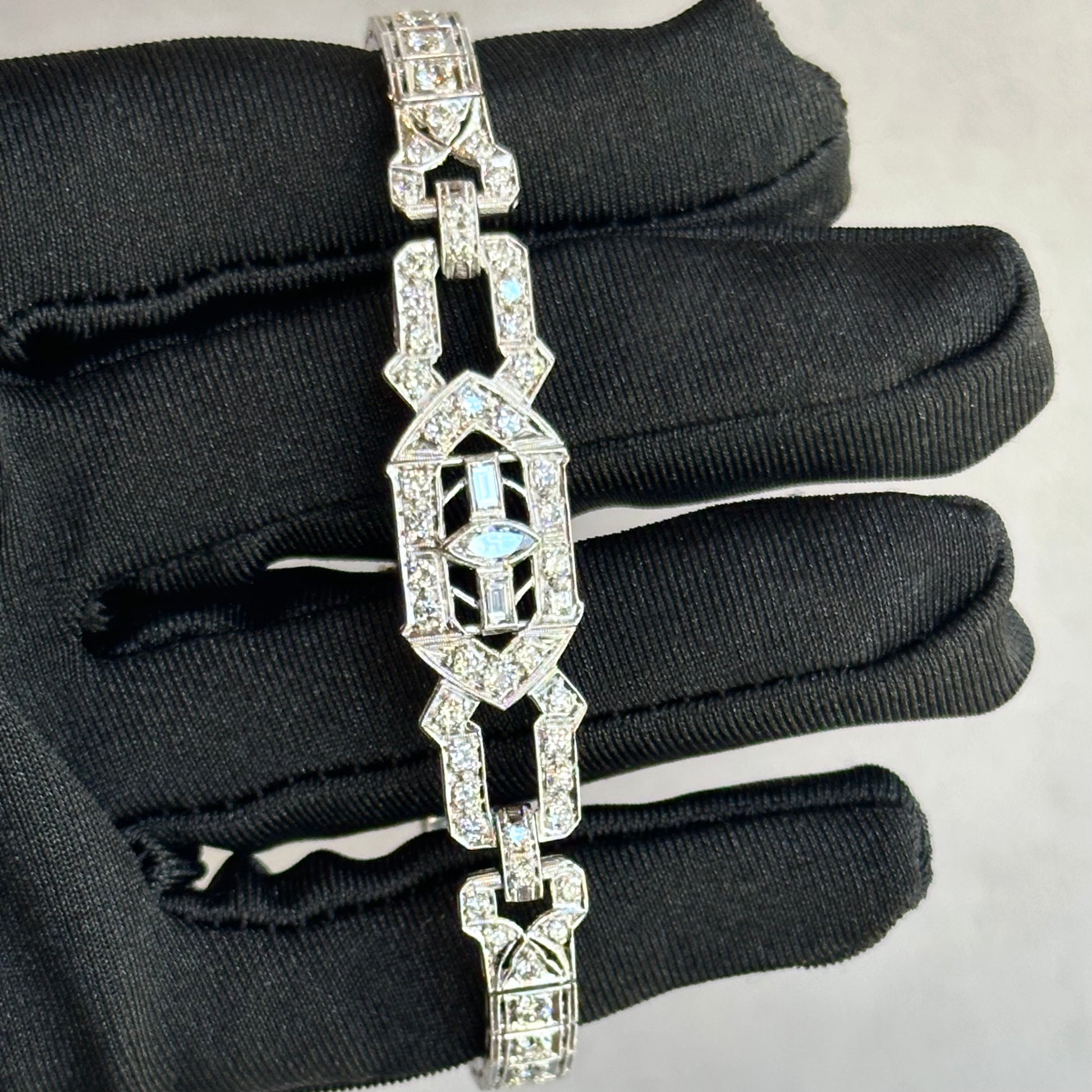 Stunning Platinum Art Deco Bracelet with GVS2 Diamonds – 4ctw