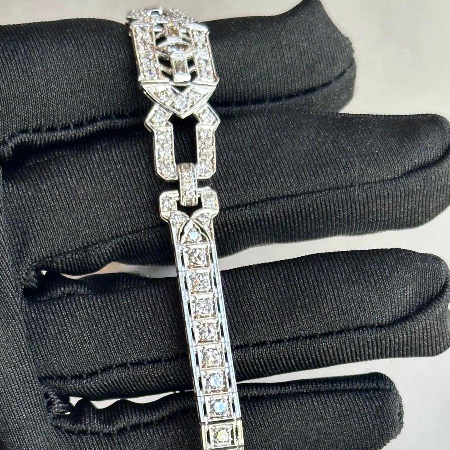Stunning Platinum Art Deco Bracelet with GVS2 Diamonds – 4ctw